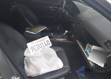 2011 Mercedes-Benz C 300 Luxury/Sport z USA, uszkodzony, nr VIN WDDGF5EB3BR158244